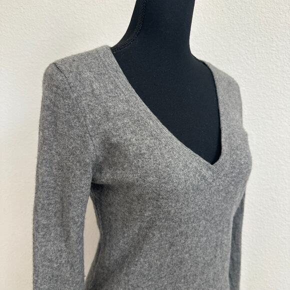 Caslon Sweater Women Medium 100% Cashmere Pullover Gray V Neck Casual Work - Picture 4 of 9